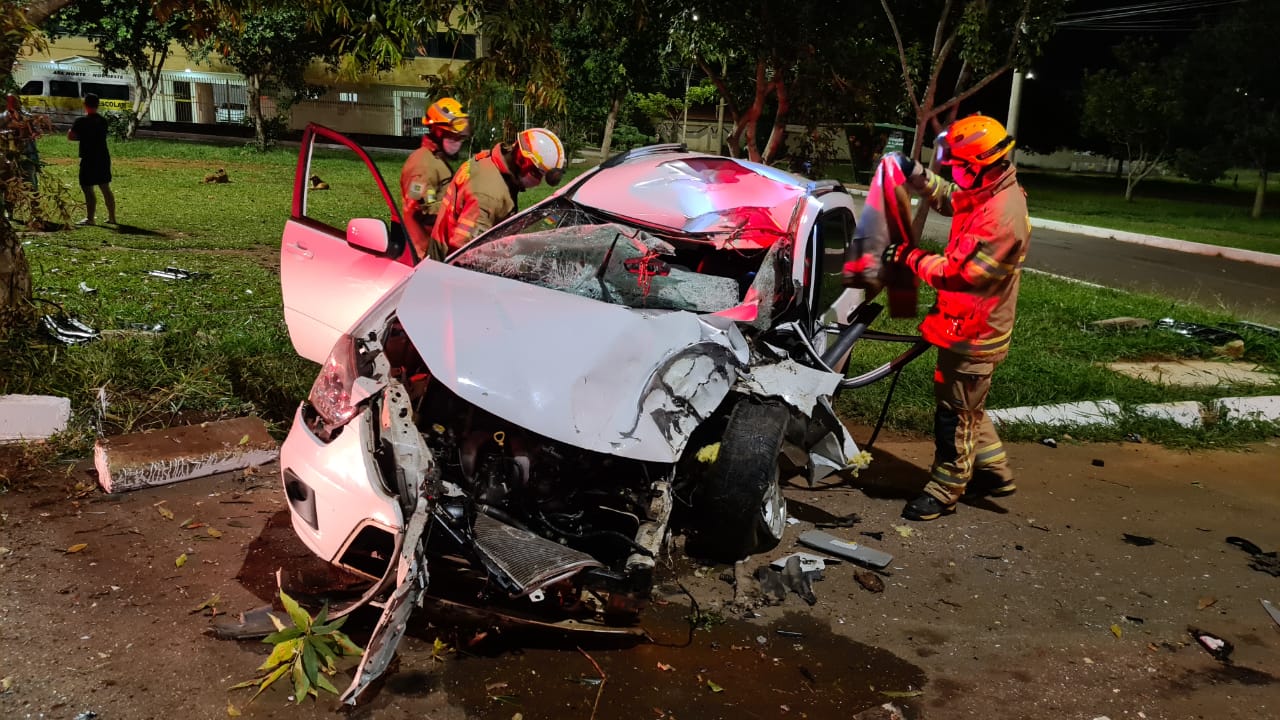 Mulher Fica Ferida Ap S Colidir Carro Em Rvore No Guar Mais Bras Lia