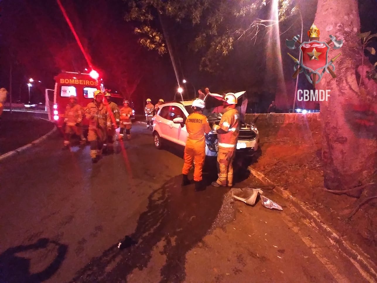 Veículo bate em árvore na tesourinha da 103 104 na Asa Norte em