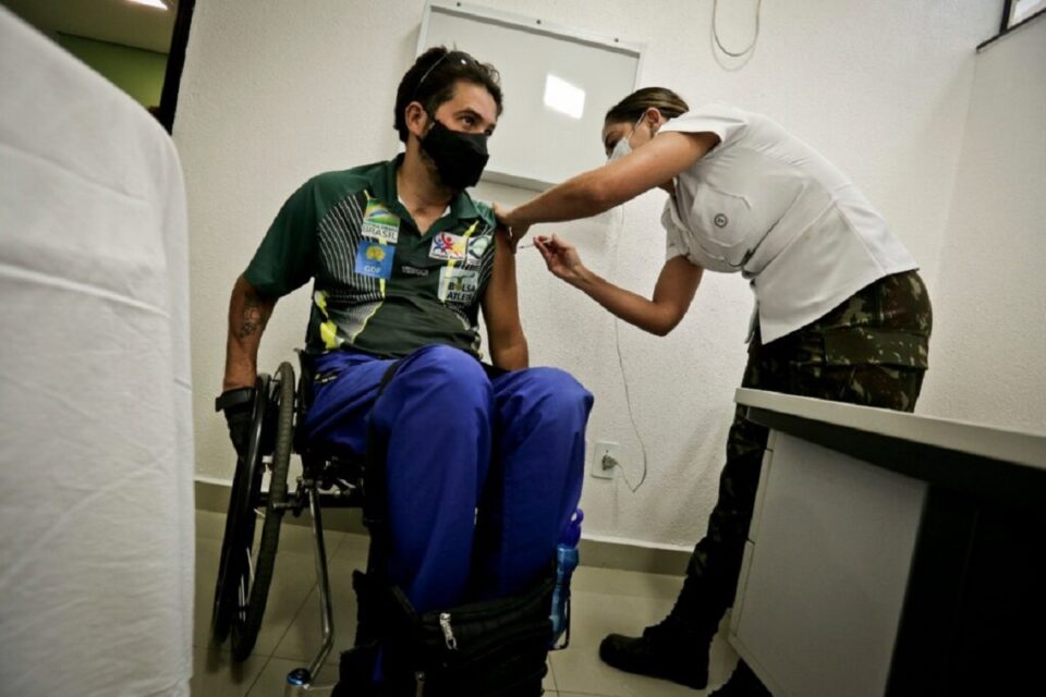 Paratleta Aloisio de Lima, 47 anos, recebendo a vacina contra a covid-19