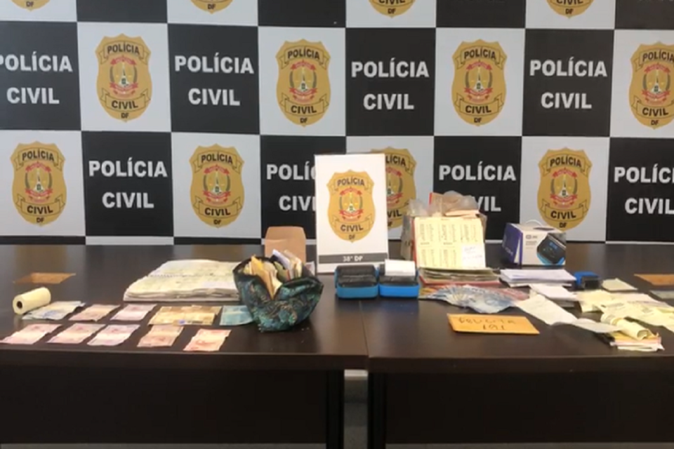 Policiais apreenderam bilhetes de apostas, máquinas impressoras de jogo, caderno de anotações e cerca de R$ 600 em espécie