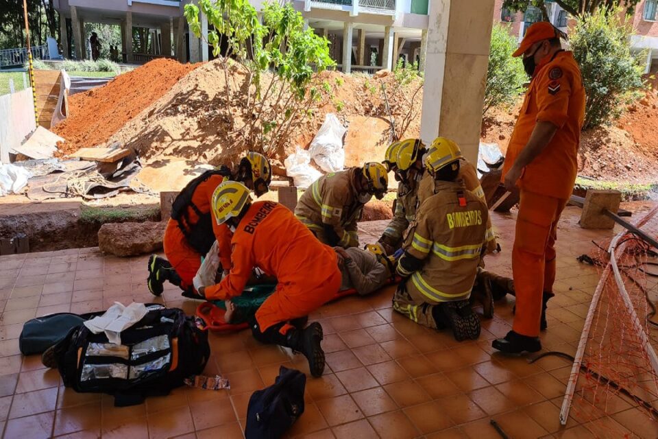 CBMDF resgata trabalhadores de obra de soterramento na Octogonal