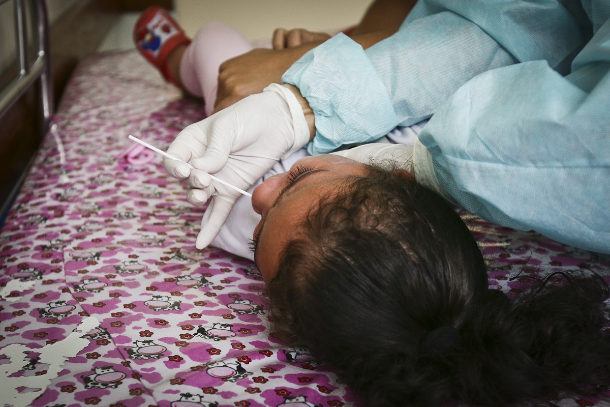 Teste RT-PCR no pronto-socorro pediátrico do Hospital Materno Infantil de Brasília. Foto: Breno Esaki/Agência Saúde-DF