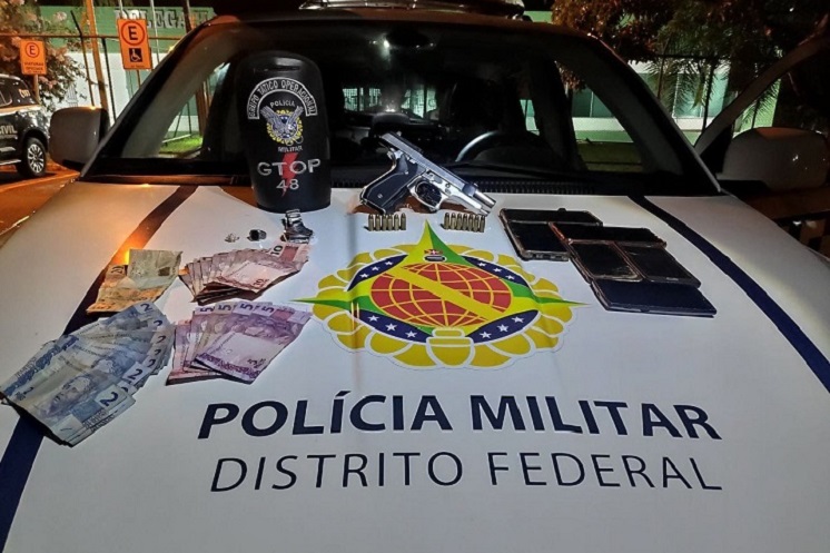 PMDF encontrara seis aparelhos celulares, R$ 265,80 em espécie e uma pistola 7,65, com 13 munições intactas.