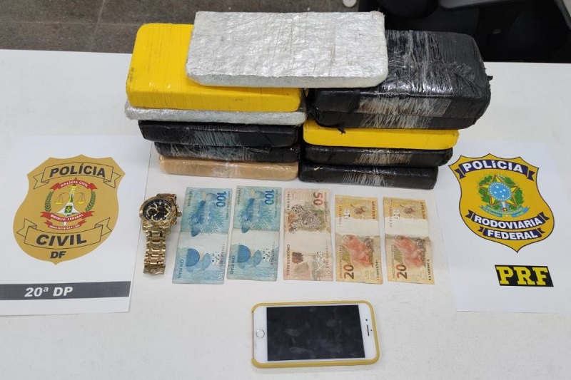 Polícia Civil apreendeu 11 tabletes de cocaína, avaliadas em R$ 300 mil