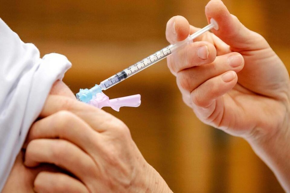 Pessoas com comorbidades de 50 a 54 anos podem agendar vacinação