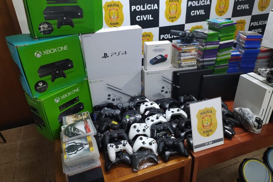 Polícia Civil apreende jogos, videogames, controles e notebook