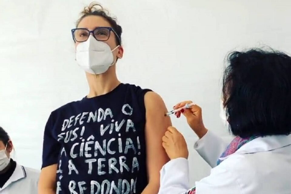Paola Carosella é vacinada contra Covid