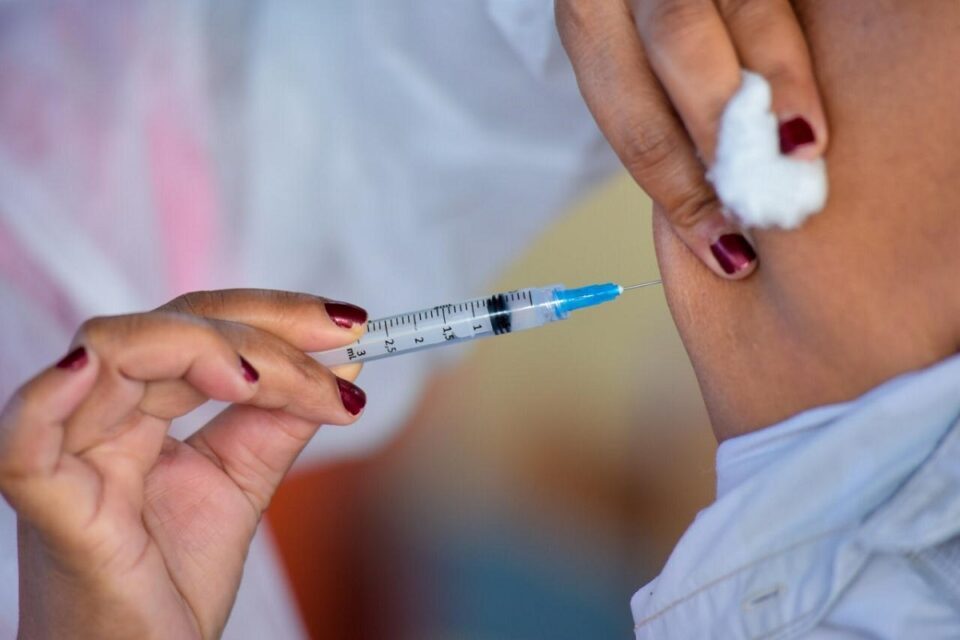 Goiás vacina mais de 82 mil moradores do DF contra Covid-19