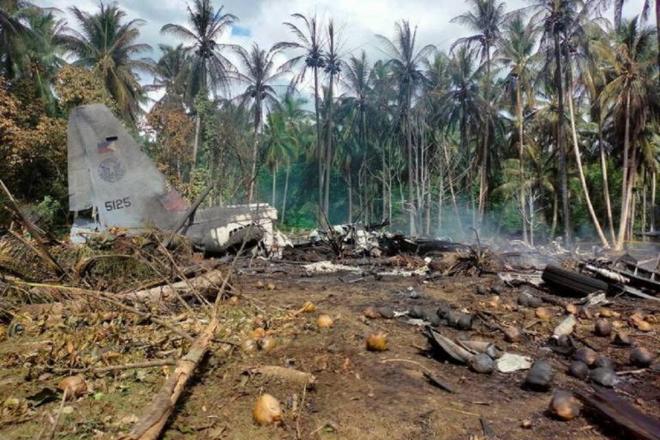 Avião militar cai nas Filipinas