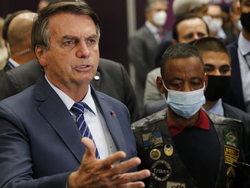 Rio de Janeiro - O presidente da República, Jair Bolsonaro, recebe o motorista Robson Oliveira, que estava preso na Rússia, no aeroporto do Galeão.