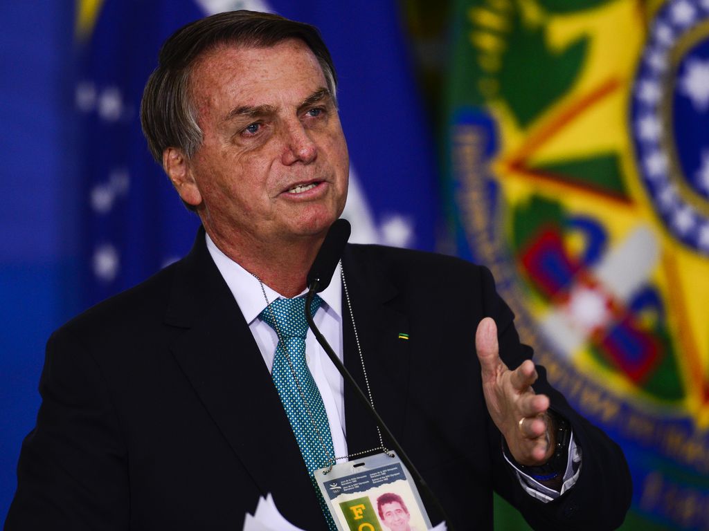 Presidente Jair Bolsonaro discursando e gesticulando