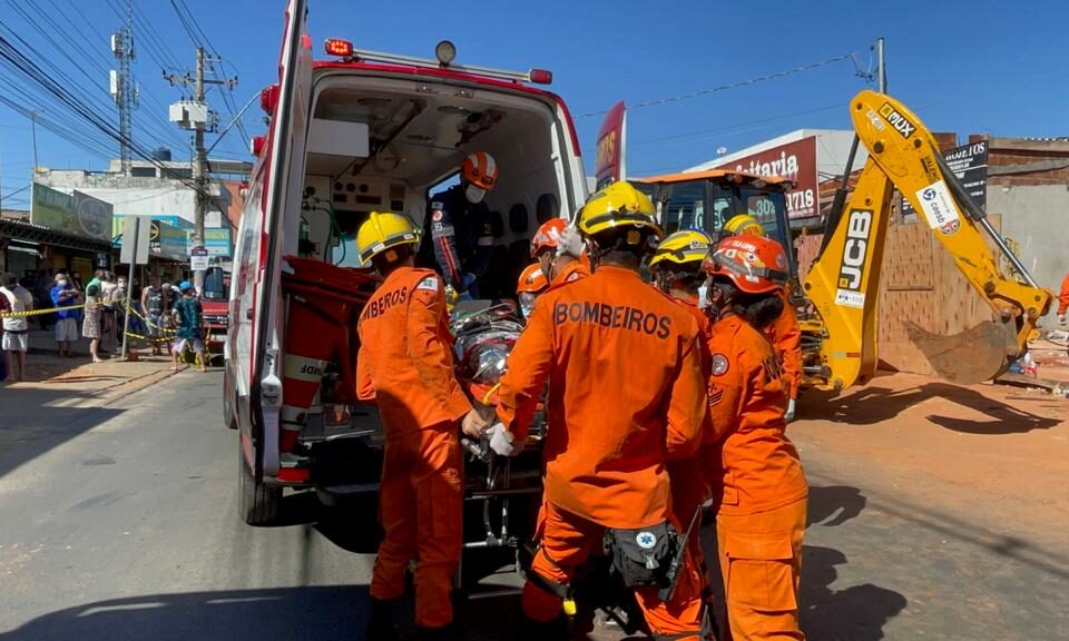 Bombeiros resgatam vítima que caiu em buraco de obra