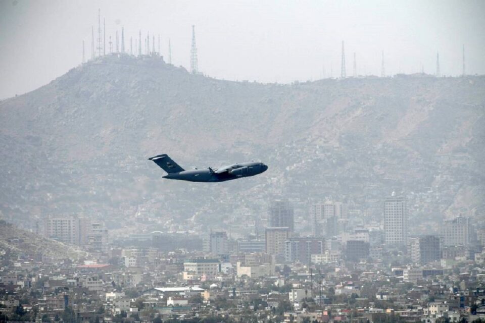 Cargueiro C-17 americano decola do aeroporto de Cabul