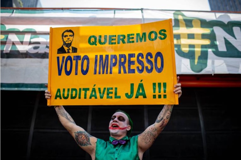 Manifestante fantasiado de coringa a favor de Bolsonaro