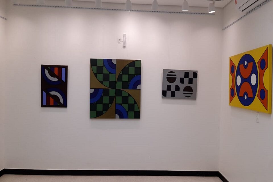 Exposição "Geometria abstrata" de Hosana Bezerra