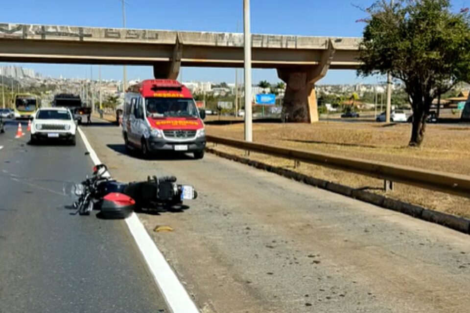 Motociclista fica ferido após colisão