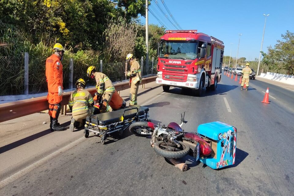 Colisão de veículos deixa motociclista ferido na DF-003