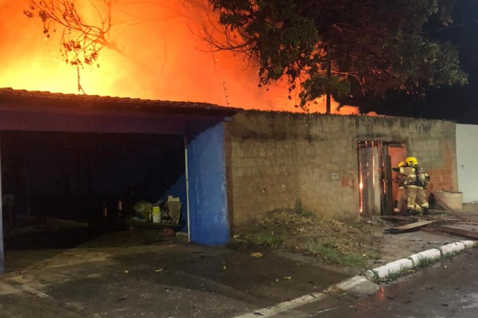 Residência pega fogo em Brazlândia