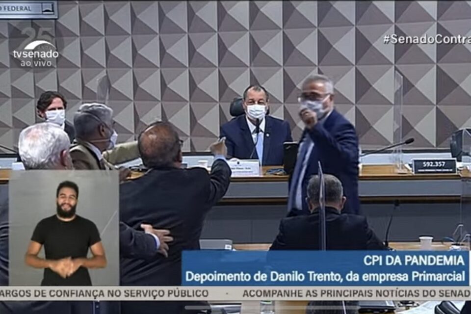 Renan e senador governista batem boca