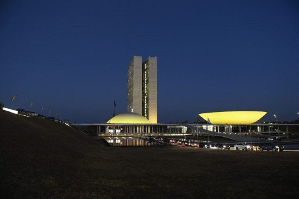 Congresso Nacional iluminado no Setembro Amarelo