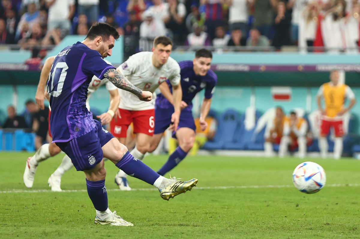 Szczesny defendendo o pênalti do Messi : r/futebol