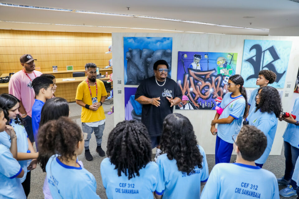 A mostra segue até o dia 12 de outubro e está instalada no 2° andar da biblioteca (Foto: Divulgação)