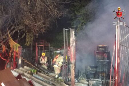 Incêndio atinge lojas e destrói 15 carros em Taguatinga, no DF